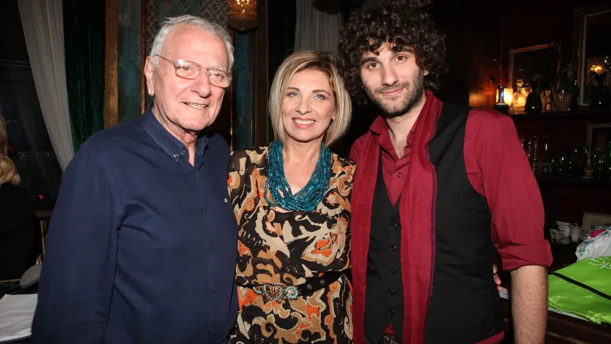 Ένας χρόνος από την απώλεια του Κώστα Χαρδαβέλλα: Συγκλονίζει η Μαρία Παναγοπούλου για τις τελευταίες στιγμές του 2 Κώστας Χαρδαβέλλας και Μαρία Παναγοπούλου με τον γιο τους