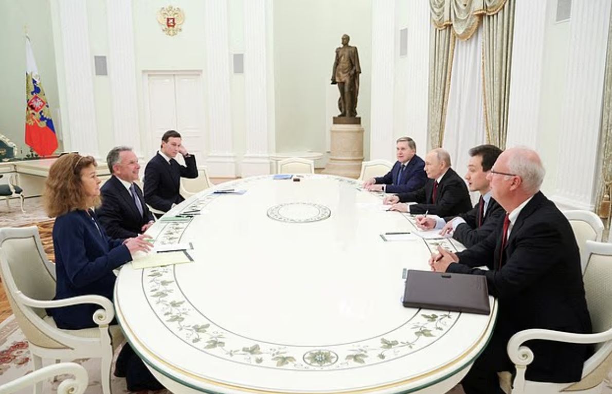 Μακρόν: «Ο Τραμπ ίσως προδώσει την Ουκρανία για να εξευμενίσει τον Πούτιν» – Οι αποκαλύψεις συνομιλιών από το Der Spiegel 2 Μακρόν: «Ο Τραμπ ίσως προδώσει την Ουκρανία για να εξευμενίσει τον Πούτιν» – Οι αποκαλύψεις συνομιλιών από το Der Spiegel