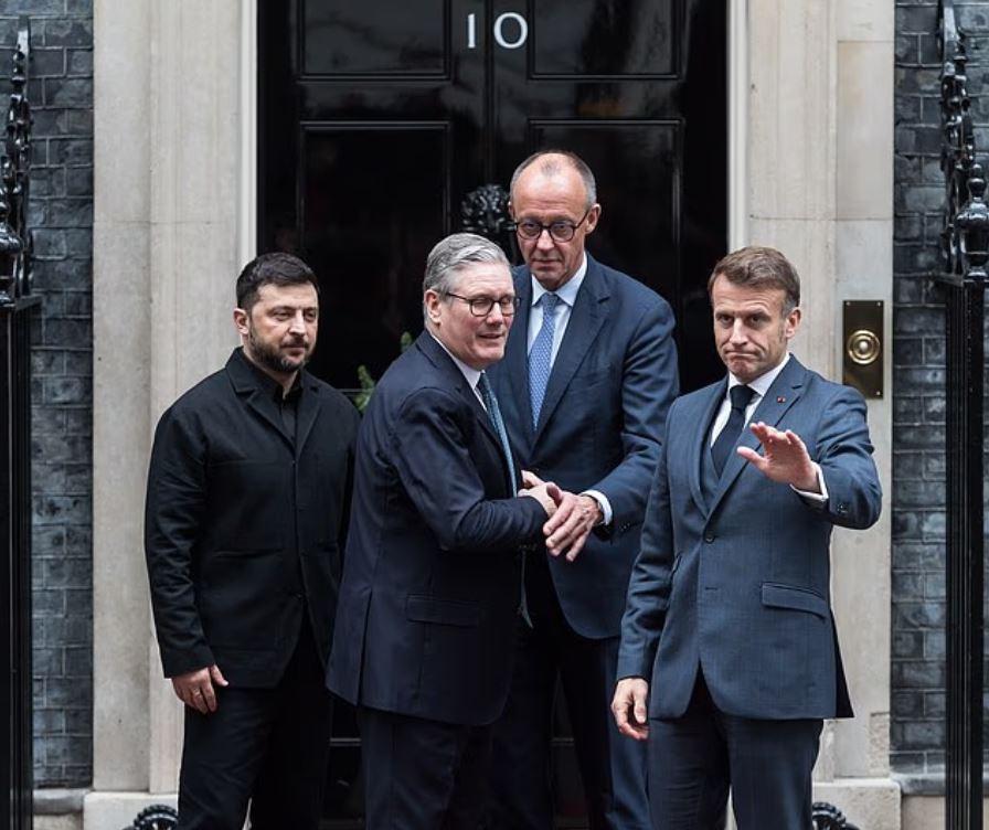 Τραμπ επιτίθεται ξανά στον Ζελένσκι – «Να εστιάσει και να αποδεχτεί την κατάσταση, η Ρωσία υπερισχύει» 2 Τραμπ επιτίθεται ξανά στον Ζελένσκι – «Να εστιάσει και να αποδεχτεί την κατάσταση, η Ρωσία υπερισχύει»