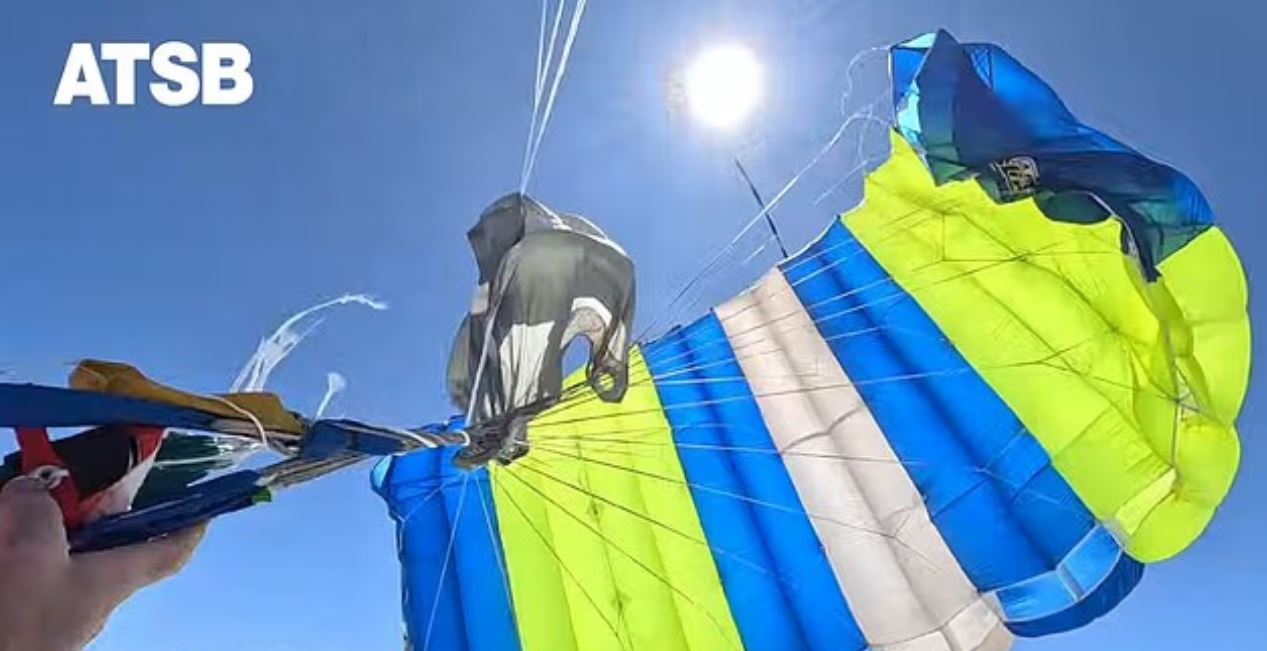 Πανικός στον ουρανό: Αλεξίπτωτο ενεργοποιείται κατά λάθος και τον ρίχνει στην ουρά του αεροπλάνου – Δείτε το βίντεο 8 Πανικός στον ουρανό: Αλεξίπτωτο ενεργοποιείται κατά λάθος και τον ρίχνει στην ουρά του αεροπλάνου – Δείτε το βίντεο