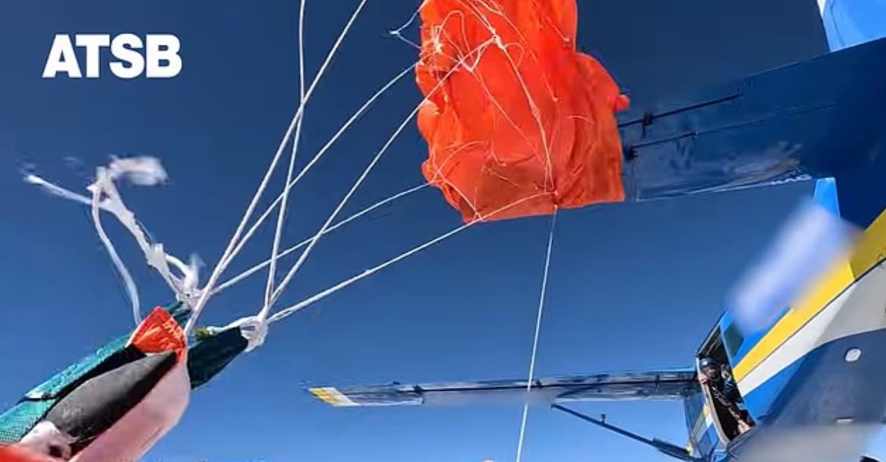 Πανικός στον ουρανό: Αλεξίπτωτο ενεργοποιείται κατά λάθος και τον ρίχνει στην ουρά του αεροπλάνου – Δείτε το βίντεο 7 Πανικός στον ουρανό: Αλεξίπτωτο ενεργοποιείται κατά λάθος και τον ρίχνει στην ουρά του αεροπλάνου – Δείτε το βίντεο