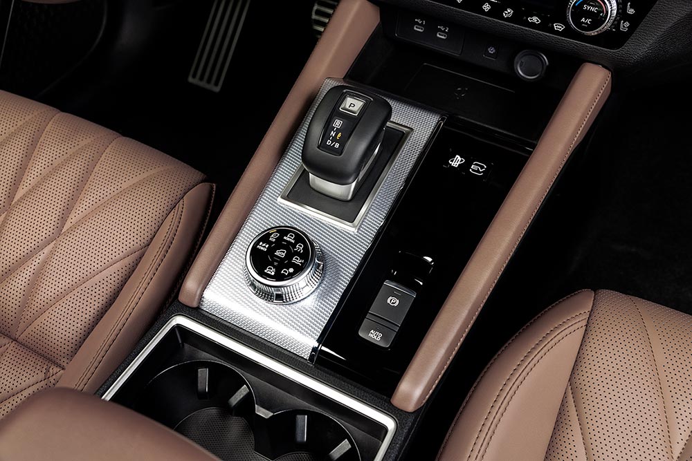 Mitsubishi outlander-phev_konsola