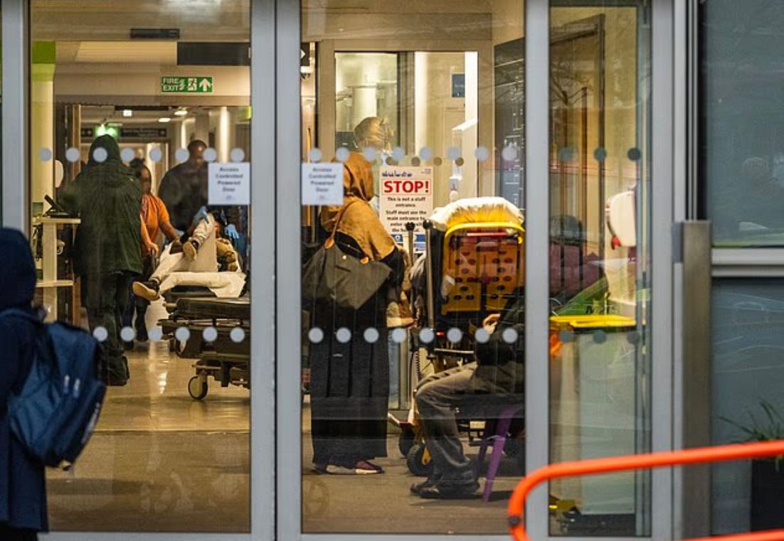 Βρετανία: Προτροπή για μάσκες και κάλεσμα στους γιατρούς να καθυστερήσουν τις απεργίες, εξαιτίας σούπερ γρίπης – Ανησυχίες για χάος τα Χριστούγεννα 4 Βρετανία: Προτροπή για μάσκες και κάλεσμα στους γιατρούς να καθυστερήσουν τις απεργίες, εξαιτίας σούπερ γρίπης – Ανησυχίες για χάος τα Χριστούγεννα