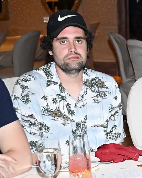 Νικ Ράινερ: Γεμάτο αίματα το δωμάτιο του ξενοδοχείου όπου κατέφυγε αφού σκότωσε τους γονείς του – Τι βρήκε η αστυνομία 2 Νικ Ράινερ: Γεμάτο αίματα το δωμάτιο του ξενοδοχείου όπου κατέφυγε αφού σκότωσε τους γονείς του – Τι βρήκε η αστυνομία