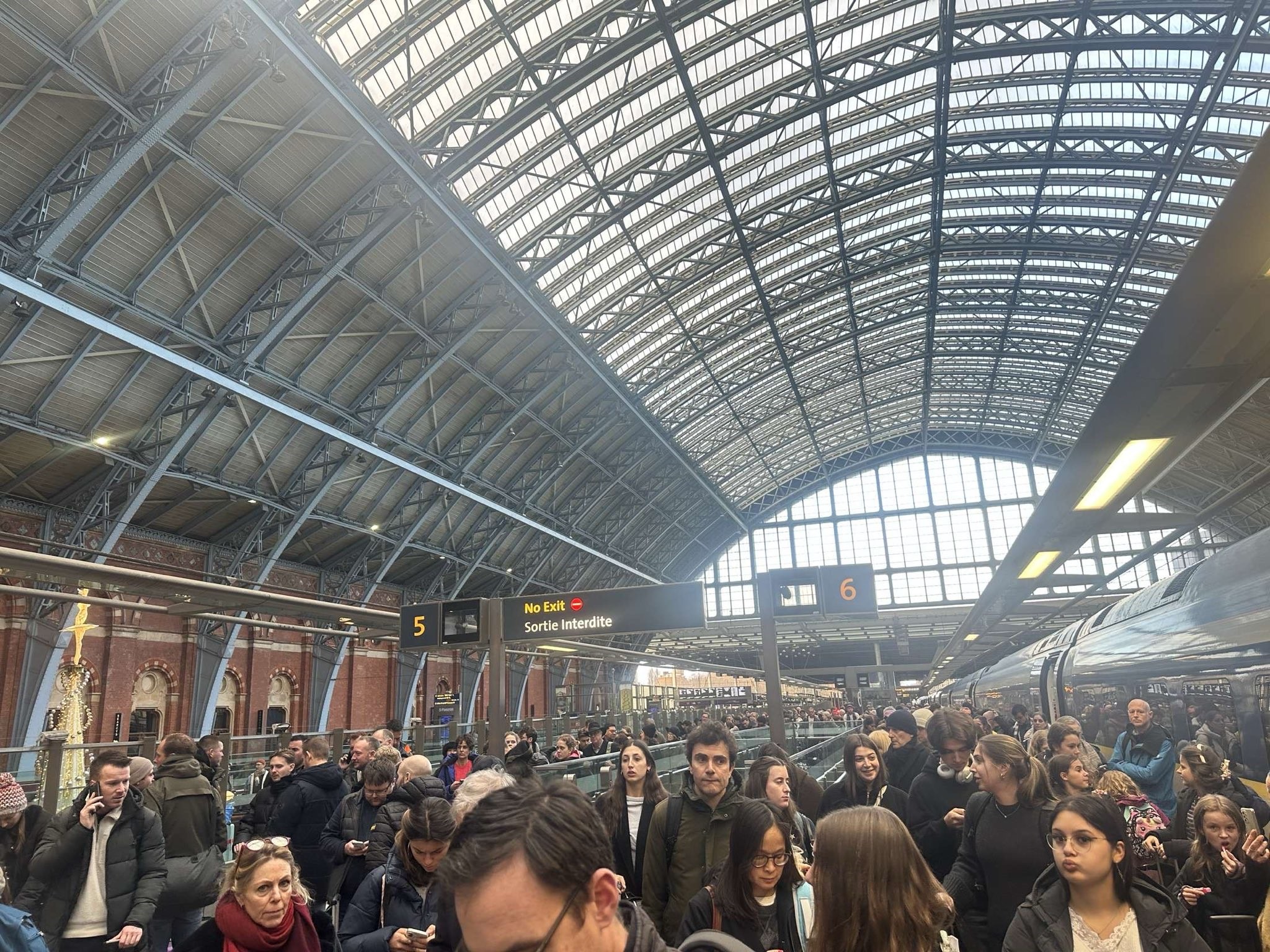 Μάγχη: Χάος, οργή και ταλαιπωρία στις δύο πλευρές του καναλιού λόγω βλάβης στο τρένο Eurostar – «Οι διακοπές καταστράφηκαν πλήρως»