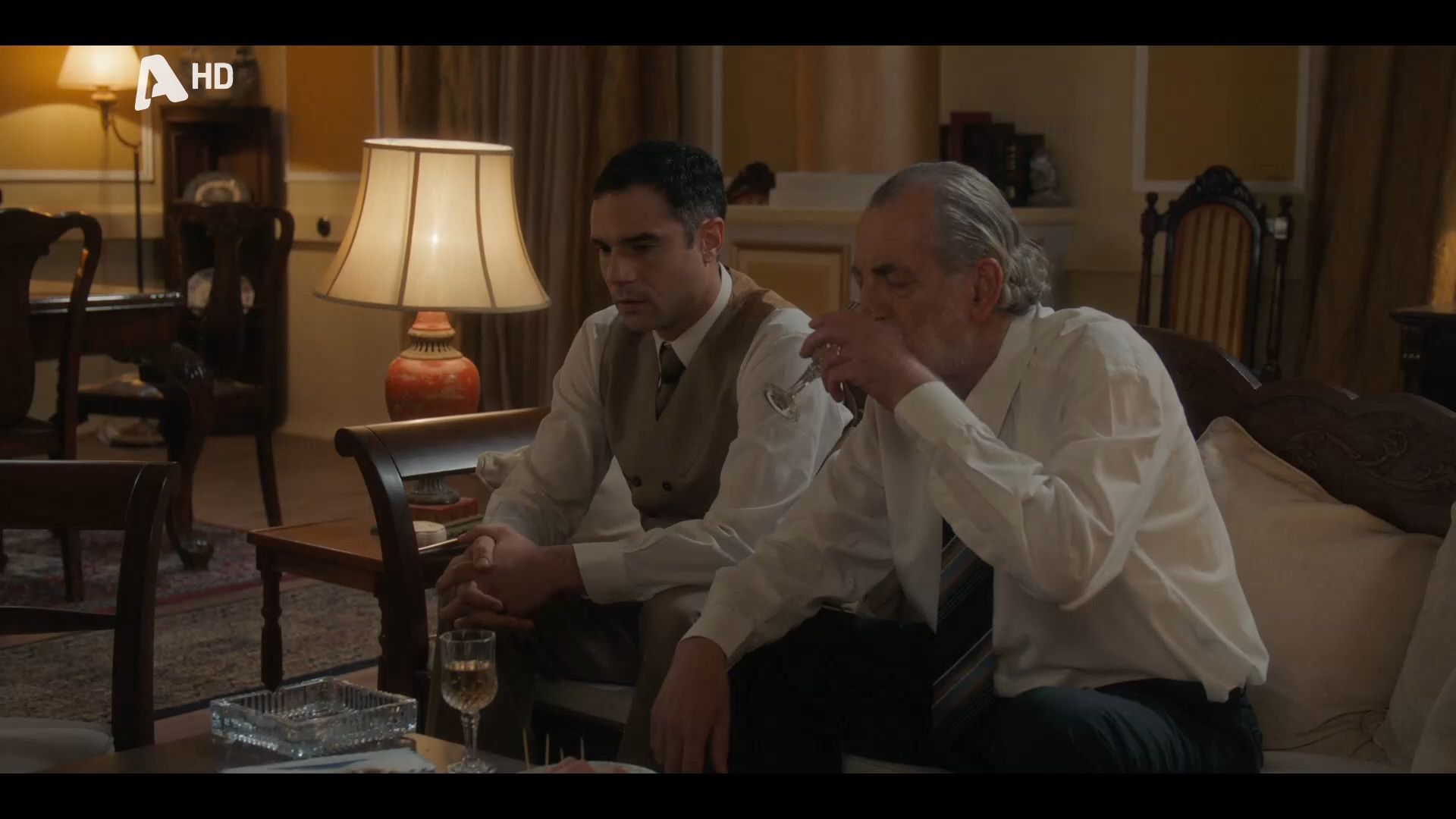 Porto Leone | Ο Ορέστης και ο καπετάν- Μανώλης, στο σαλόνι της οικογένειας Βούλγαρη συζητούν για το θέμα της Λένας