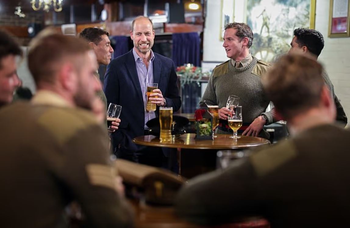 Πρίγκιπας Ουίλιαμ: Το παραδοσιακό γιορτινό δείπνο και η μπύρα με τους στρατιώτες της Ουαλικής Φρουράς 5 Πρίγκιπας Ουίλιαμ: Το παραδοσιακό γιορτινό δείπνο και η μπύρα με τους στρατιώτες της Ουαλικής Φρουράς