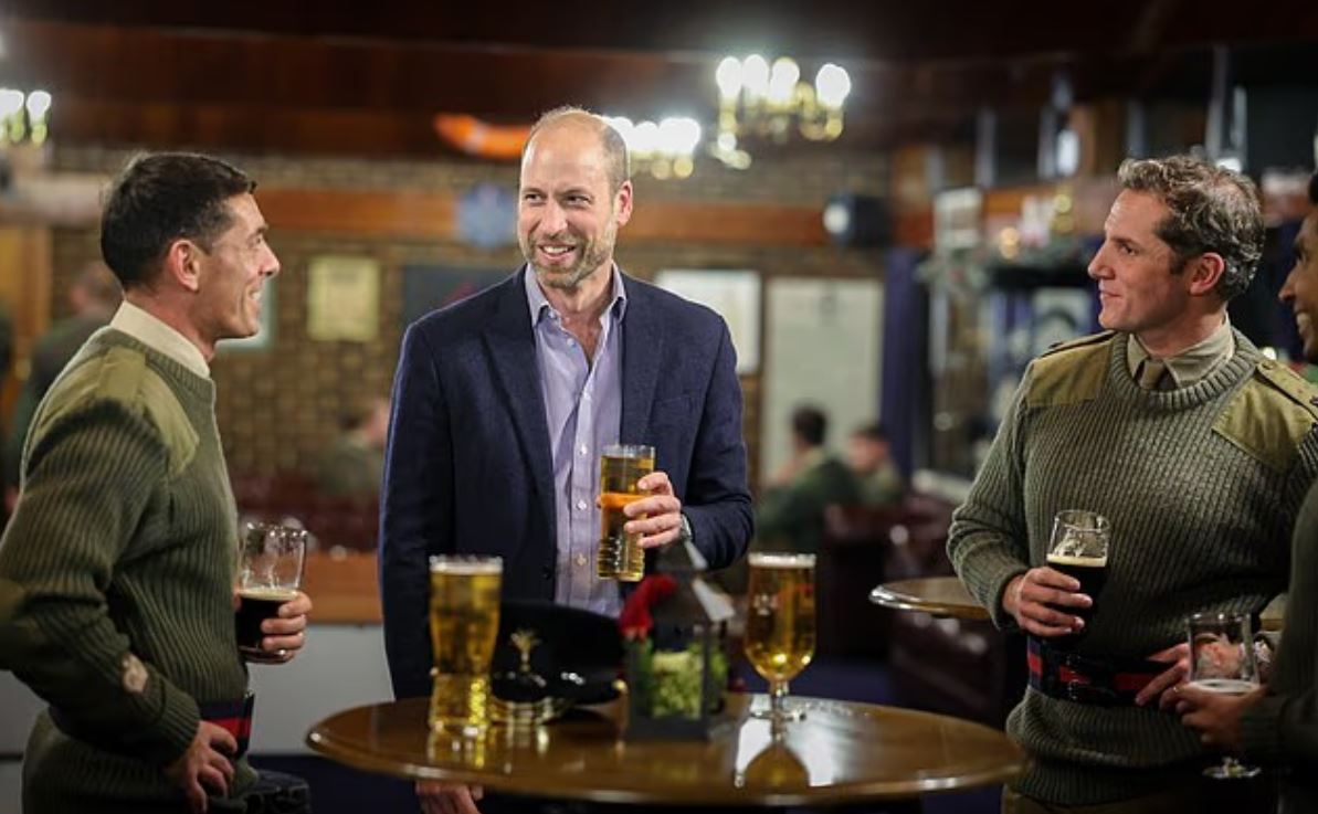 Πρίγκιπας Ουίλιαμ: Το παραδοσιακό γιορτινό δείπνο και η μπύρα με τους στρατιώτες της Ουαλικής Φρουράς 6 Πρίγκιπας Ουίλιαμ: Το παραδοσιακό γιορτινό δείπνο και η μπύρα με τους στρατιώτες της Ουαλικής Φρουράς