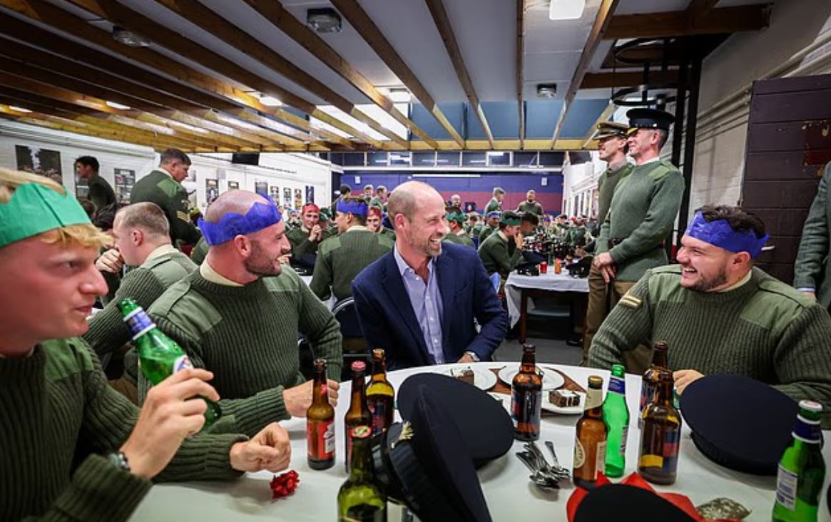 Πρίγκιπας Ουίλιαμ: Το παραδοσιακό γιορτινό δείπνο και η μπύρα με τους στρατιώτες της Ουαλικής Φρουράς 7 Πρίγκιπας Ουίλιαμ: Το παραδοσιακό γιορτινό δείπνο και η μπύρα με τους στρατιώτες της Ουαλικής Φρουράς