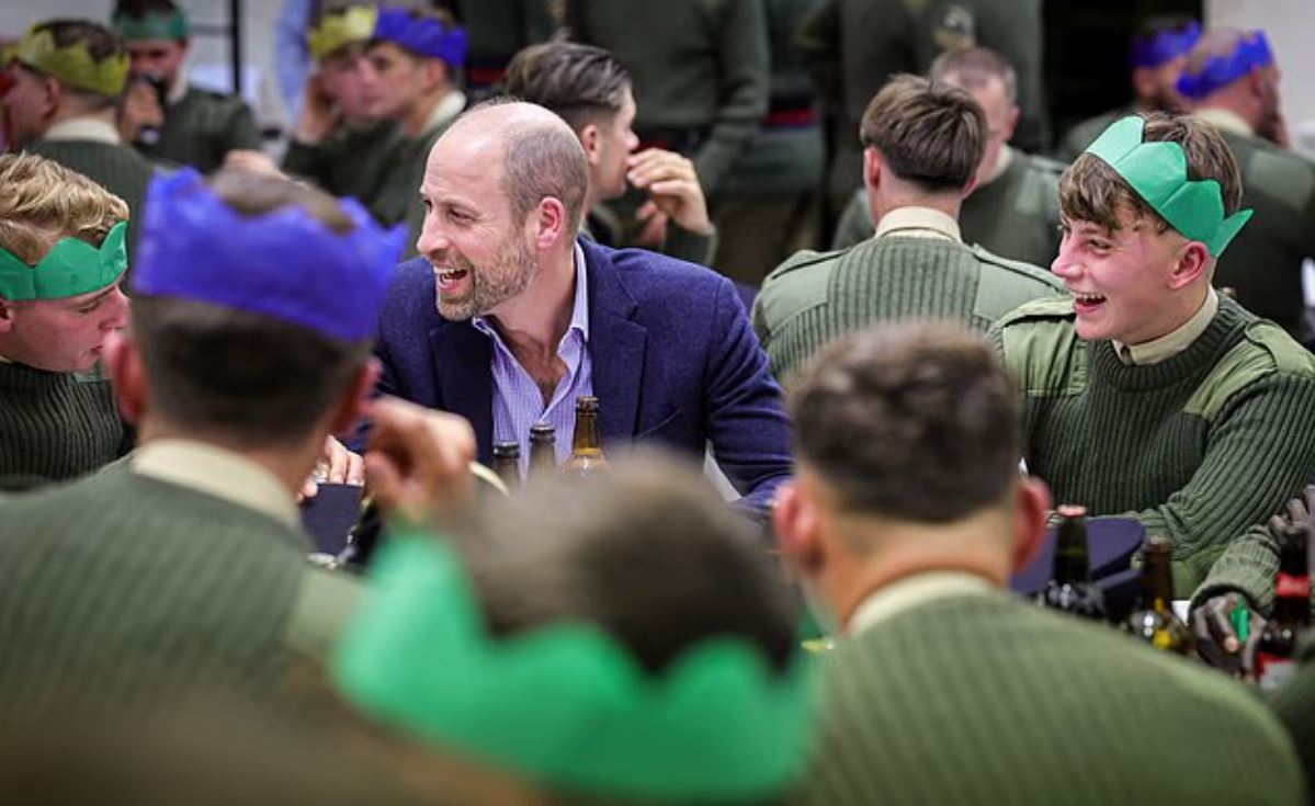 Πρίγκιπας Ουίλιαμ: Το παραδοσιακό γιορτινό δείπνο και η μπύρα με τους στρατιώτες της Ουαλικής Φρουράς 8 Πρίγκιπας Ουίλιαμ: Το παραδοσιακό γιορτινό δείπνο και η μπύρα με τους στρατιώτες της Ουαλικής Φρουράς