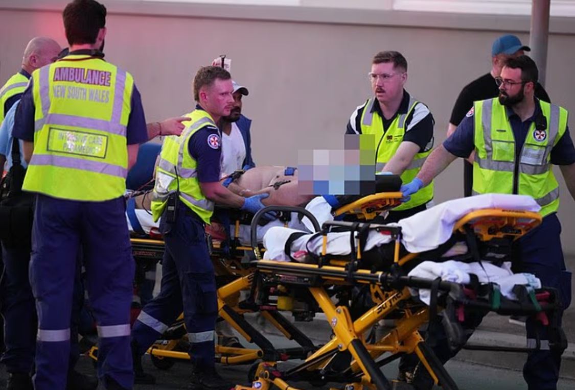 Παγκόσμια κατακραυγή για την τρομοκρατική επίθεση στο Σίδνεϊ – «Συγκλονισμένοι» Κάρολος και Καμίλα 4 Παγκόσμια κατακραυγή για την τρομοκρατική επίθεση στο Σίδνεϊ – «Συγκλονισμένοι» Κάρολος και Καμίλα