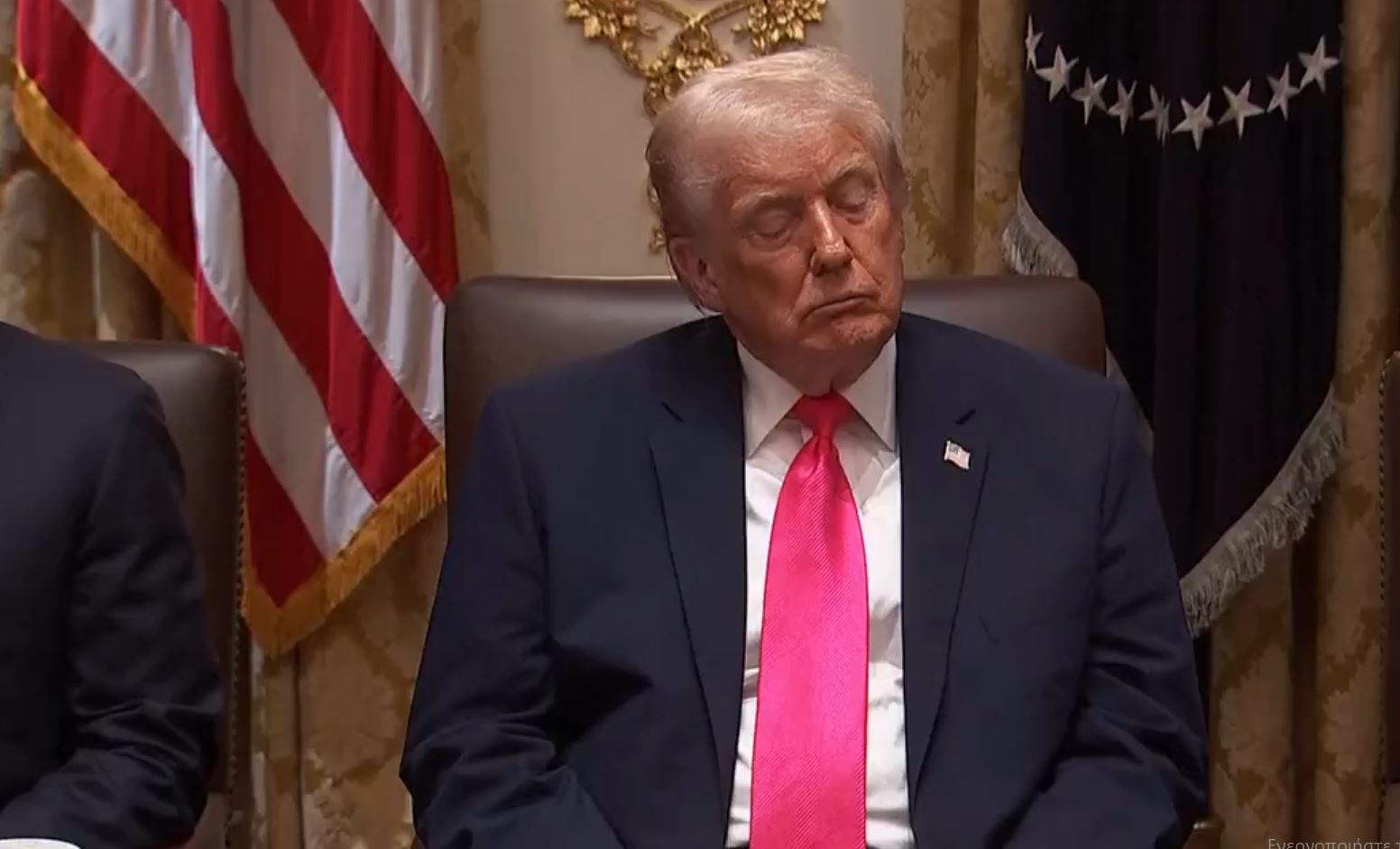 Ντόναλντ Τραμπ: Αποκοιμήθηκε στη Συνεδρίαση του Υπουργικού – Δείτε φωτογραφίες