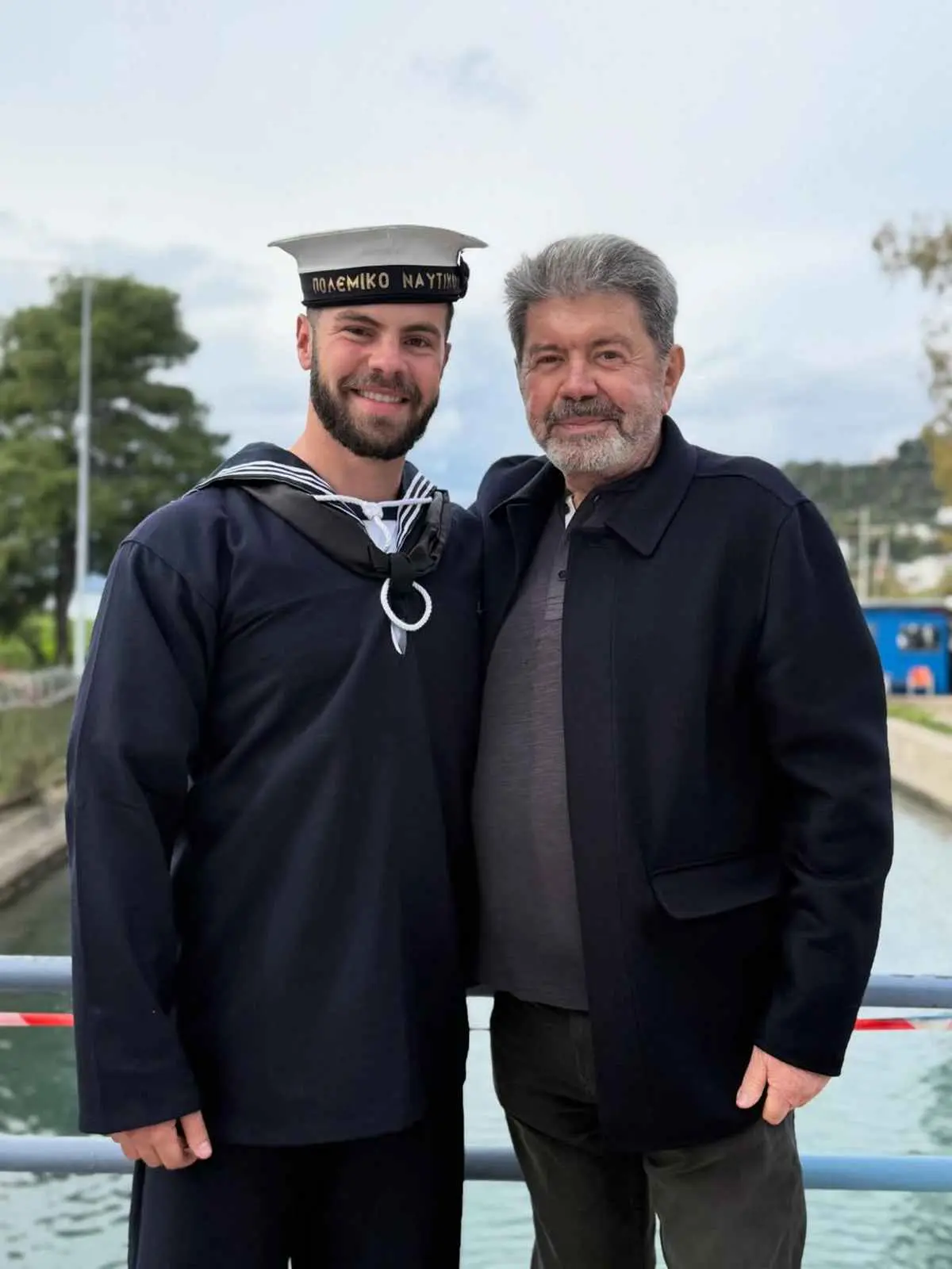 Άγγελος Λάτσιος: Εντάχθηκε στο Ναυτικό – Φωτογραφίζεται με τη Μενεγάκη, τον πατέρα του και τον Ματεό 14 Άγγελος Λάτσιος: Ορκίστηκε στο Ναυτικό - Ποζάρει αγκαλιά με τη Μενεγάκη, τον πατέρα του και τον Ματεό