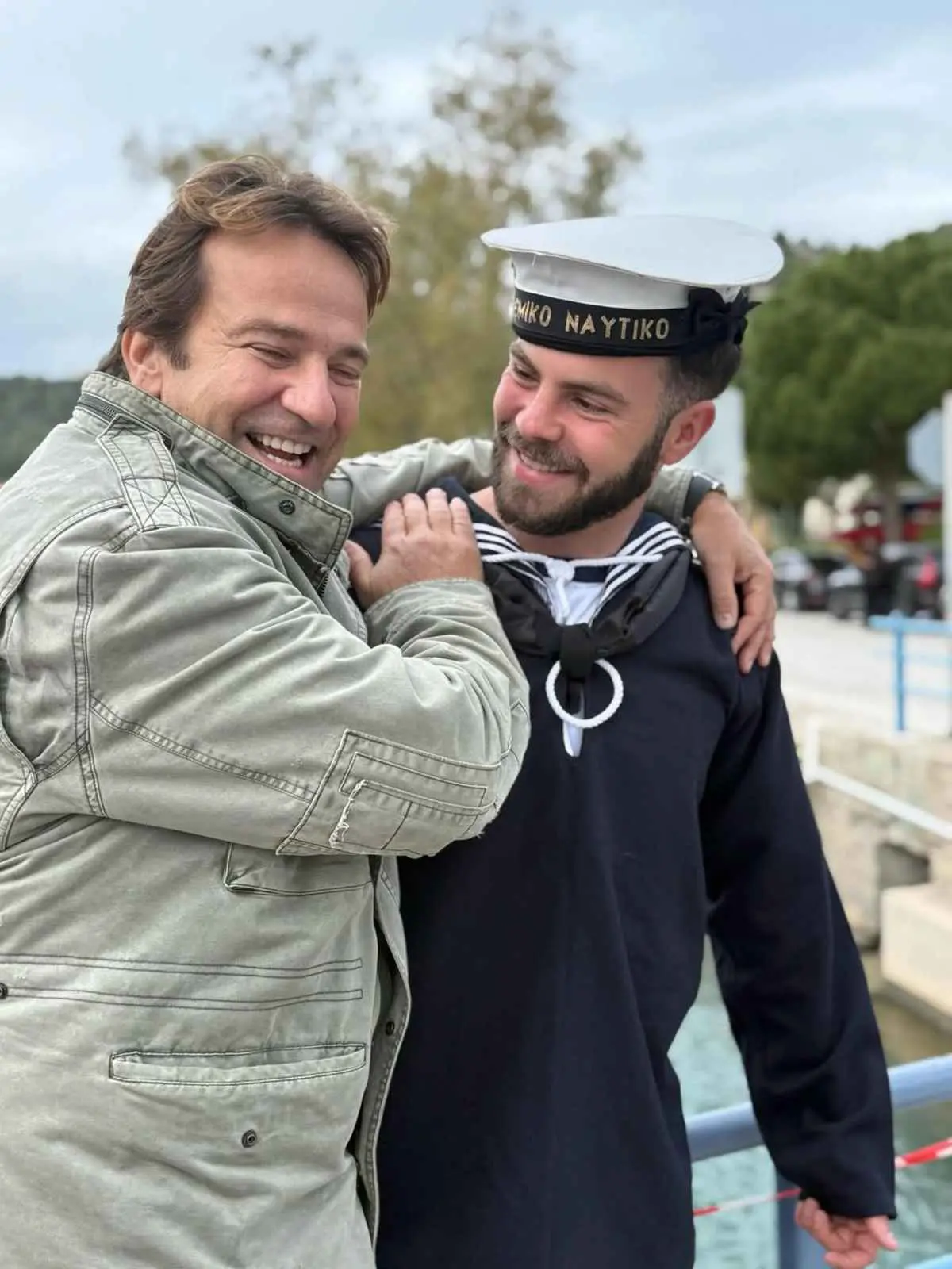 Άγγελος Λάτσιος: Εντάχθηκε στο Ναυτικό – Φωτογραφίζεται με τη Μενεγάκη, τον πατέρα του και τον Ματεό 15 Άγγελος Λάτσιος: Ορκίστηκε στο Ναυτικό - Ποζάρει αγκαλιά με τη Μενεγάκη, τον πατέρα του και τον Ματεό