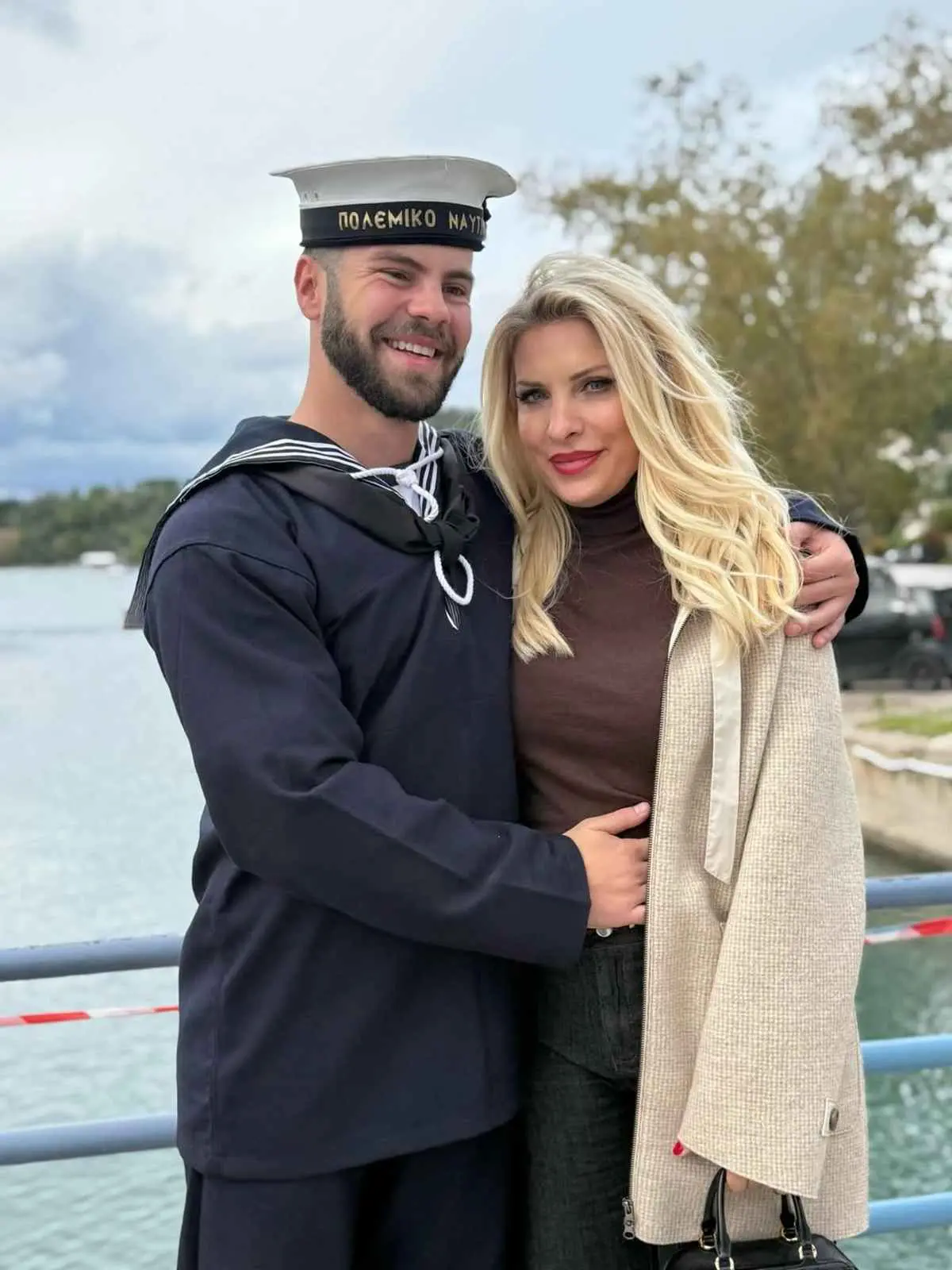 Άγγελος Λάτσιος: Εντάχθηκε στο Ναυτικό – Φωτογραφίζεται με τη Μενεγάκη, τον πατέρα του και τον Ματεό 12 Άγγελος Λάτσιος: Ορκίστηκε στο Ναυτικό - Ποζάρει αγκαλιά με τη Μενεγάκη, τον πατέρα του και τον Ματεό