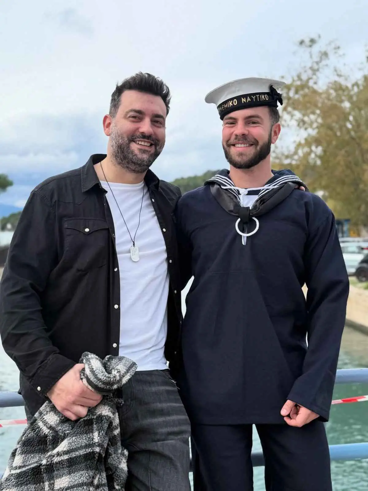 Άγγελος Λάτσιος: Εντάχθηκε στο Ναυτικό – Φωτογραφίζεται με τη Μενεγάκη, τον πατέρα του και τον Ματεό 16 Άγγελος Λάτσιος: Ορκίστηκε στο Ναυτικό - Ποζάρει αγκαλιά με τη Μενεγάκη, τον πατέρα του και τον Ματεό