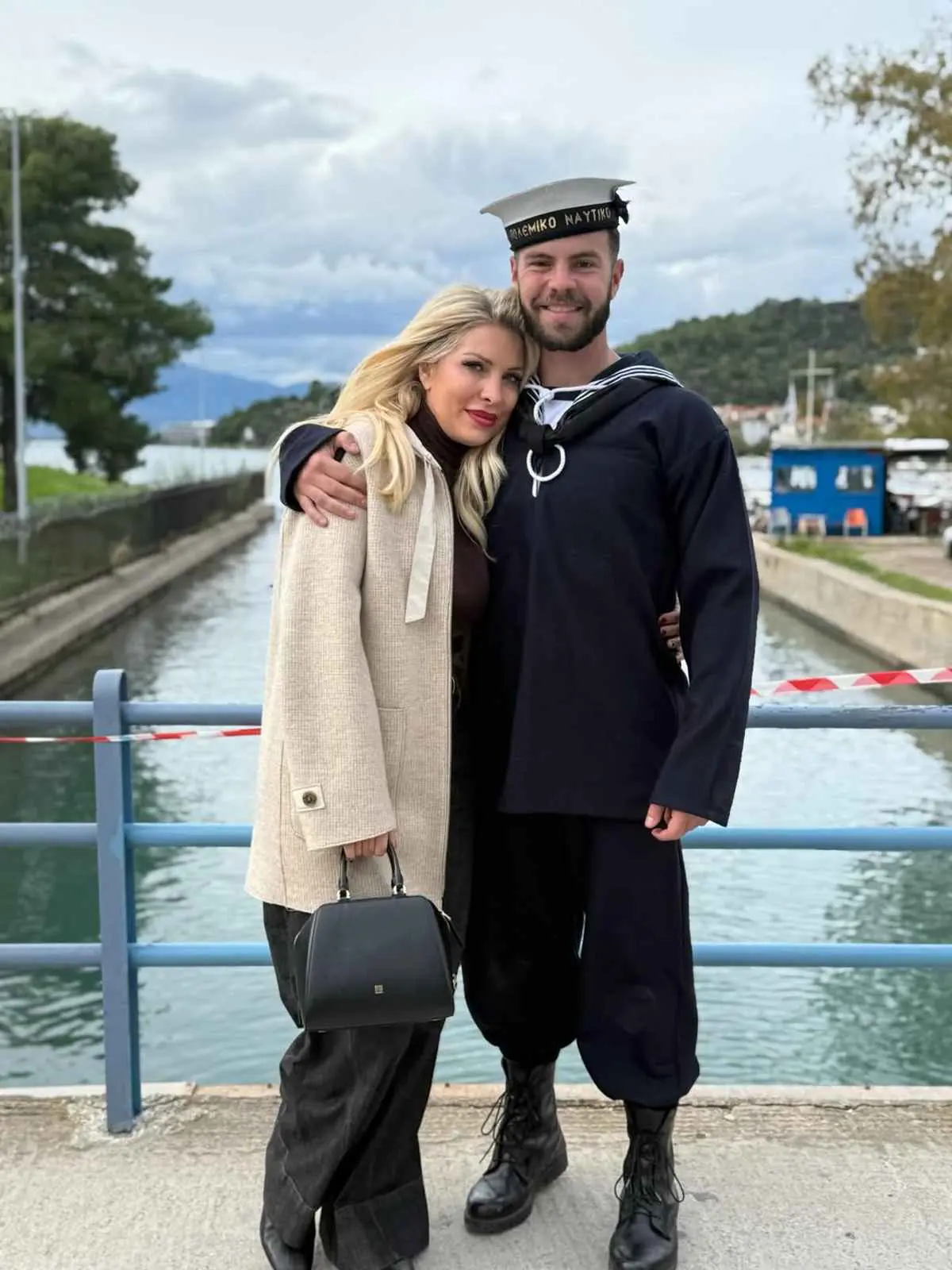 Άγγελος Λάτσιος: Εντάχθηκε στο Ναυτικό – Φωτογραφίζεται με τη Μενεγάκη, τον πατέρα του και τον Ματεό 18 Άγγελος Λάτσιος: Ορκίστηκε στο Ναυτικό - Ποζάρει αγκαλιά με τη Μενεγάκη, τον πατέρα του και τον Ματεό