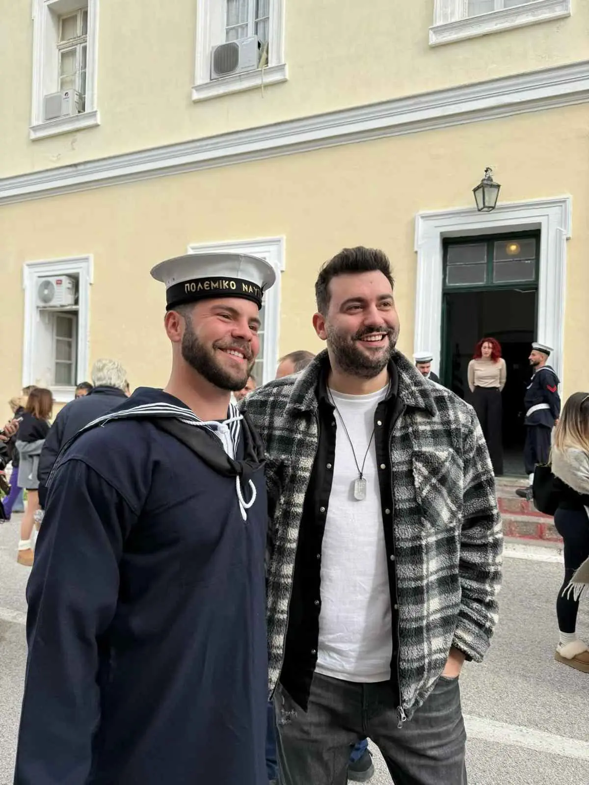 Άγγελος Λάτσιος: Εντάχθηκε στο Ναυτικό – Φωτογραφίζεται με τη Μενεγάκη, τον πατέρα του και τον Ματεό 20 Άγγελος Λάτσιος: Ορκίστηκε στο Ναυτικό - Ποζάρει αγκαλιά με τη Μενεγάκη, τον πατέρα του και τον Ματεό