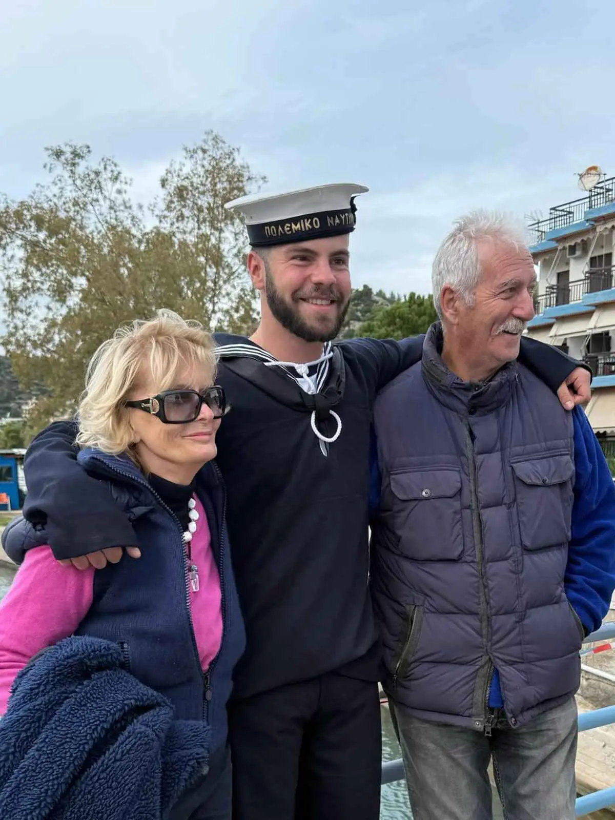 Άγγελος Λάτσιος: Εντάχθηκε στο Ναυτικό – Φωτογραφίζεται με τη Μενεγάκη, τον πατέρα του και τον Ματεό 21 Άγγελος Λάτσιος: Ορκίστηκε στο Ναυτικό - Ποζάρει αγκαλιά με τη Μενεγάκη, τον πατέρα του και τον Ματεό