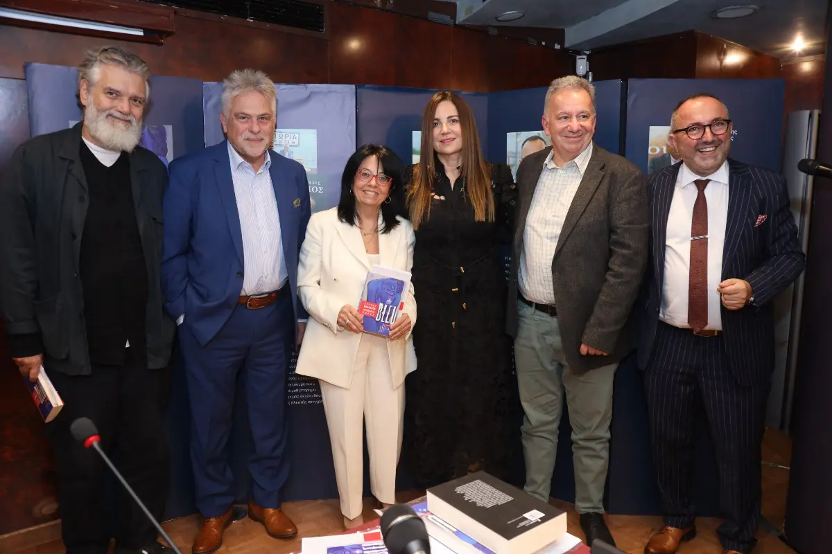 «Bleu» – Το βιβλίο των Στάθη Β. Βλαχάκου και Θεόδωρου Χρ. Χήρα συγκίνησε και καταχειροκροτήθηκε 8 Παναγιωτης Καλατόπουλος, Στάθης Βλαχάκος, Γιούλη Τσάκαλου, Βίκυ Φλέσσα, Μανώλης Πιμπλής και Θεόδωρος Χήρας