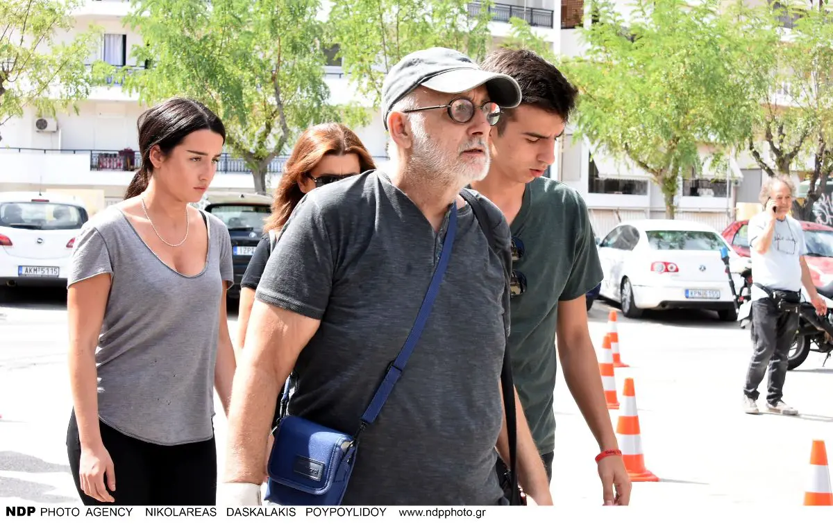 Στέργιος Μικρούτσικος – Ο γιος του Θάνου Μικρούτσικου στην παρθενική του συνέντευξη: «Η σύγκριση με αγχώνει» 2 Ο Θάνος Μικρούτσικος με τον γιο του, Στέργιο και την κόρη του, Αλεξάνδρα