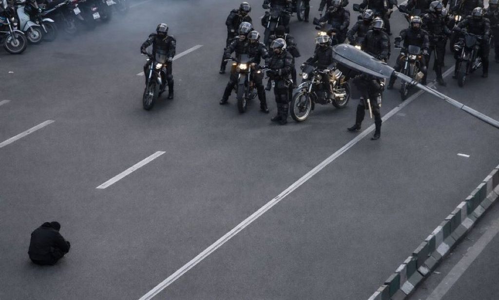 Ιράν: Σκηνές που παραπέμπουν σε Τιενανμέν στην Τεχεράνη – Το βίντεο με μοναχικό διαδηλωτή απέναντι στους αστυνομικούς