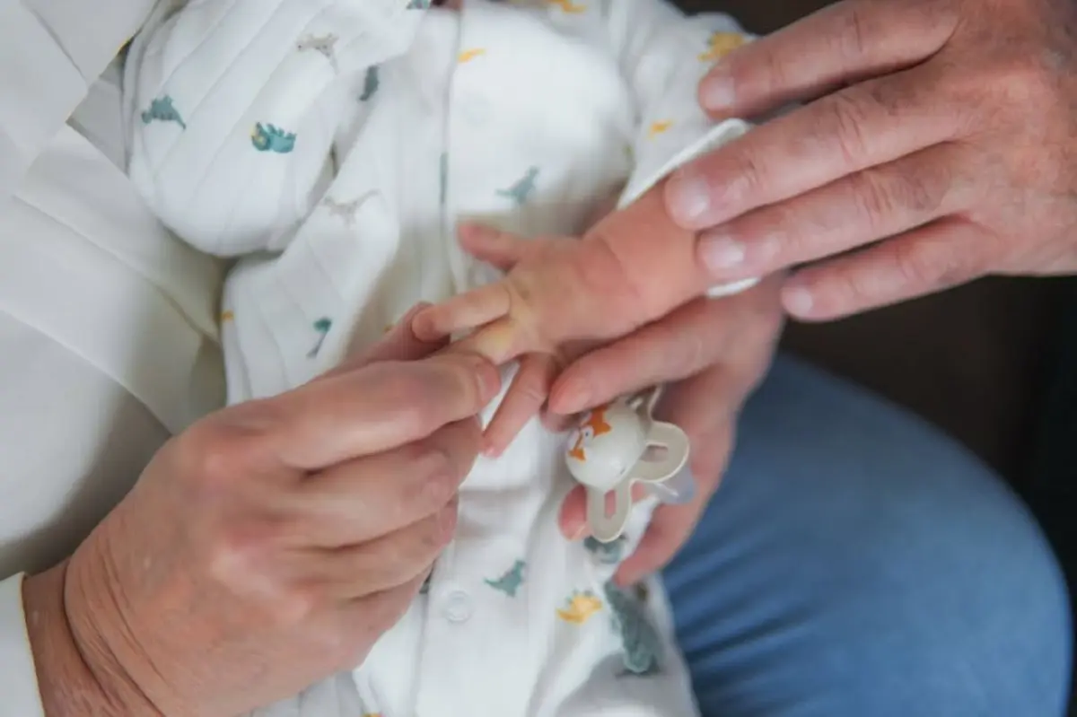 Τζένη Θεωνά: Γιορτάζει το δίμηνο του μωρού της – Οι εικόνες με τους γονείς της 10 Η Τζένη Θεωνά με τους γονείς της