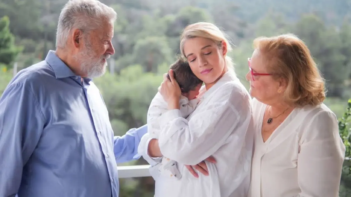 Τζένη Θεωνά: Γιορτάζει το δίμηνο του μωρού της – Οι εικόνες με τους γονείς της 9 Η Τζένη Θεωνά με τους γονείς της