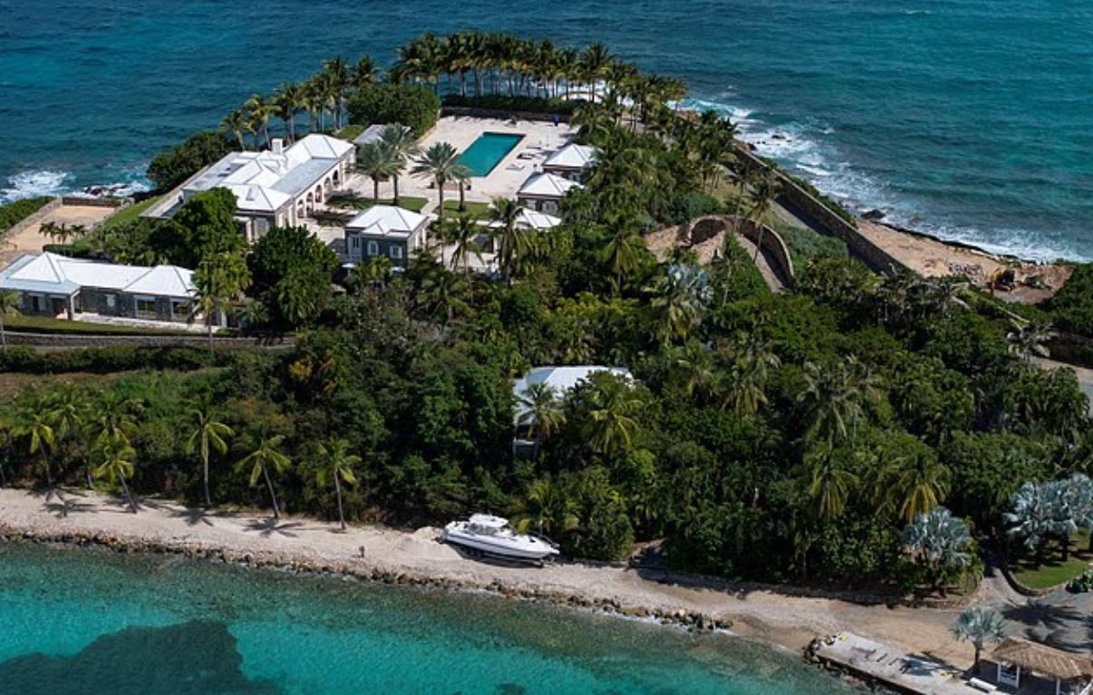 Επστάιν: Το αίνιγμα με τις γραμμένες και σβησμένες φράσεις στον πίνακα του γραφείου του