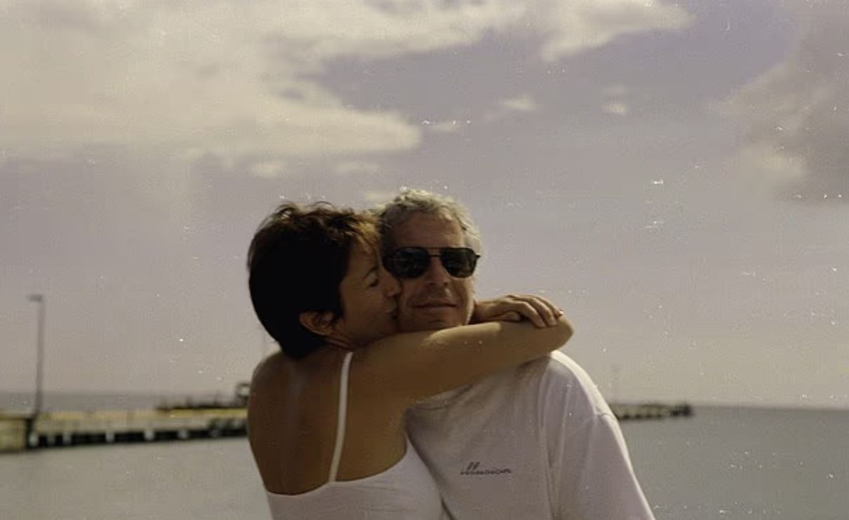 Επστάιν: Το αίνιγμα με τις γραμμένες και σβησμένες φράσεις στον πίνακα του γραφείου του