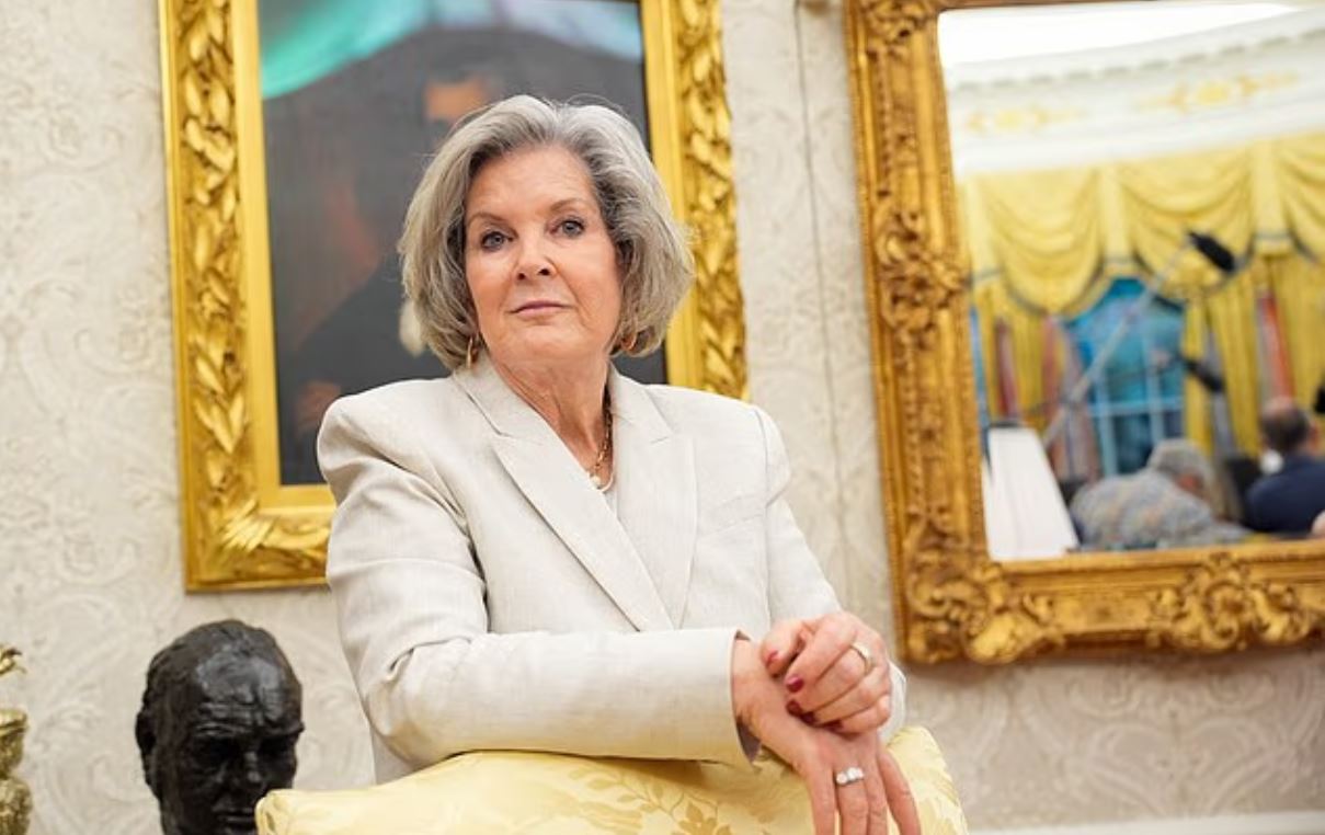 Διευθύντρια του Λευκού Οίκου: «Ο Τραμπ είναι εκδικητικός κι έχει προσωπικότητα αλκοολικού – Νομίζει ότι δεν υπάρχει τίποτα που δεν μπορεί να κάνει»