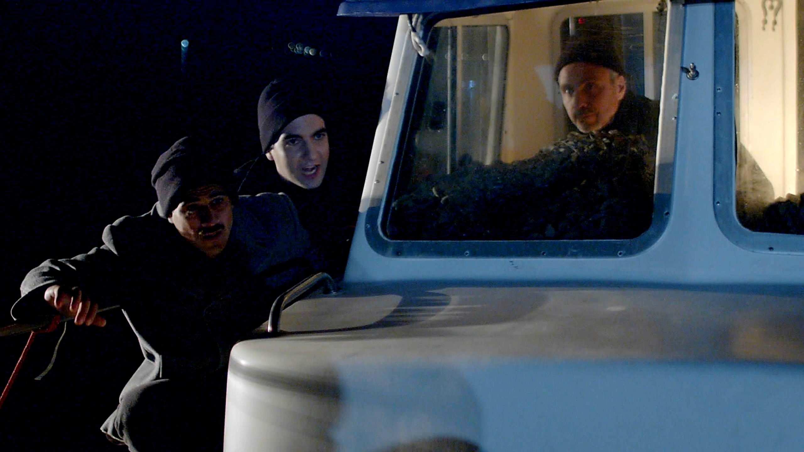 Άγιος έρωτας: Καταδίωξη στη θάλασσα, απόπειρα φόνου και τροχαίο δράμα… στη συγκλονιστική συνέχεια