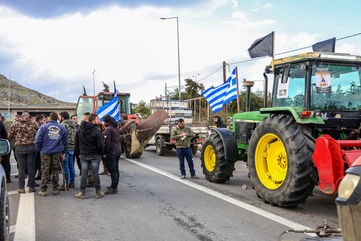 Οδηγός επιβίωσης για τα αγροτικά μπλόκα: Δύσκολες οι μετακινήσεις με μεγάλες παρακάμψεις – Ποιοι δρόμοι παραμένουν κλειστοί 10 Διαμαρτυρία στο κτήριο της Αποκεντρωμένης Διοίκησης Κρήτης, στην παραλιακή λεωφόρο του Ηρακλείου