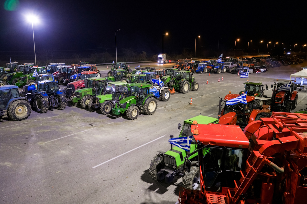 Αγρότες στα μπλόκα τα Χριστούγεννα: Τρακτέρ στην άκρη, λωρίδες ανοιχτές, νέα σύσκεψη μέχρι Κυριακή