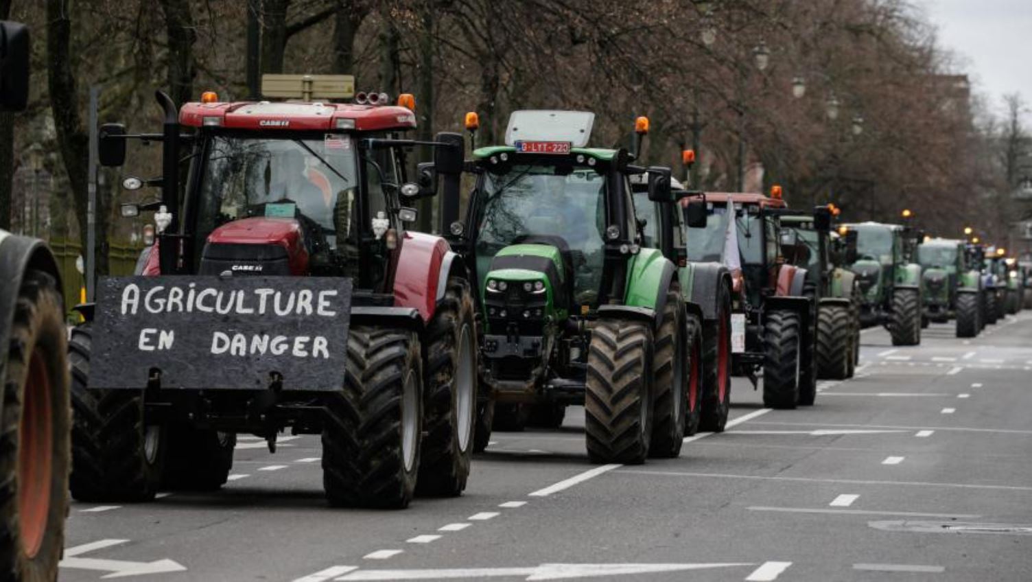 Πλήθος τρακτέρ κατακλύζει τους δρόμους των Βρυξελλών πριν από τη Σύνοδο Κορυφής της ΕΕ