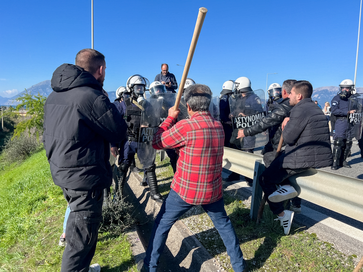 Αγρότες: Εντείνεται ο κλοιός των διαδηλώσεων – Τα ενεργά μπλόκα, οι αποκλεισμοί και οι εντάσεις πανελλαδικά 19 Αγρότες και κτηνοτρόφοι από την Αχαΐα στην γέφυρα Ρίου - Αντιρρίου