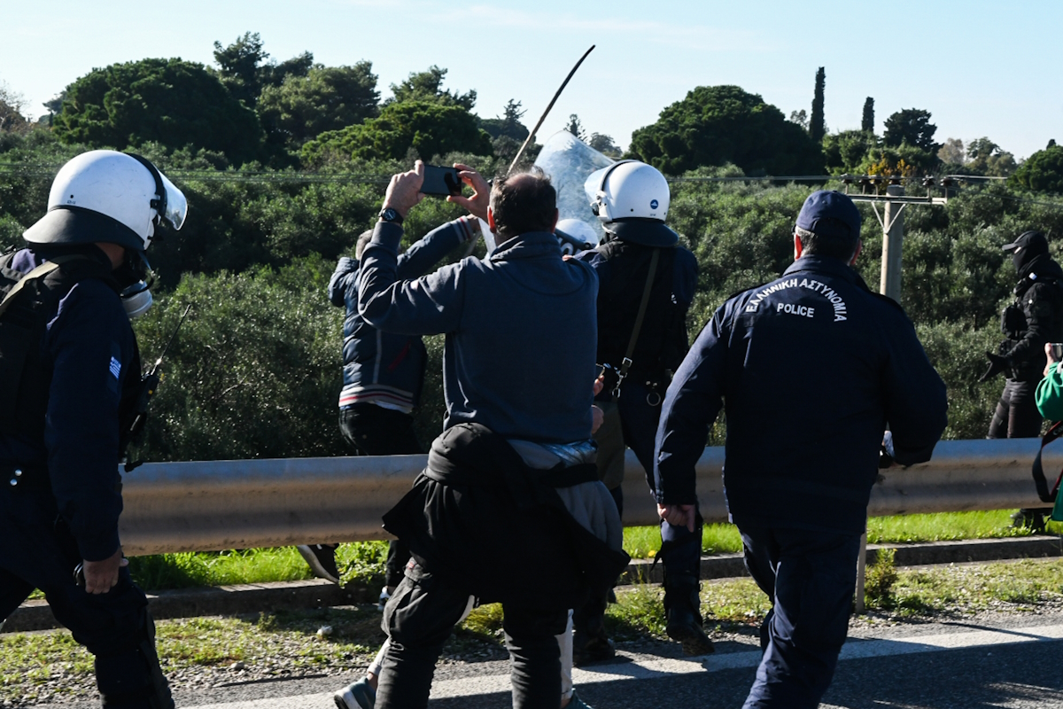 Αγρότες: Εντείνεται ο κλοιός των διαδηλώσεων – Τα ενεργά μπλόκα, οι αποκλεισμοί και οι εντάσεις πανελλαδικά 18 Αγρότες και κτηνοτρόφοι από την Αχαΐα στην γέφυρα Ρίου - Αντιρρίου
