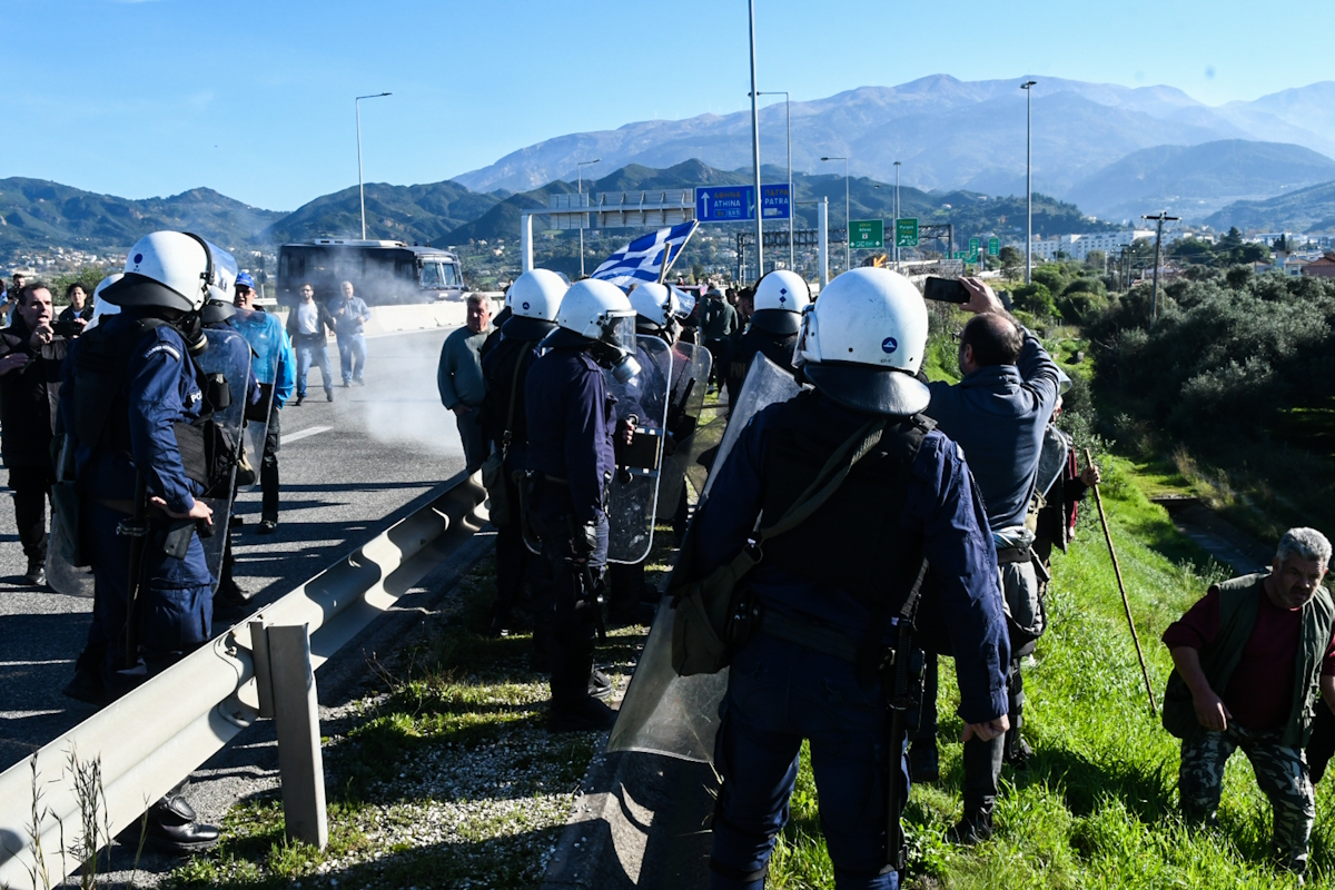 Αγρότες: Εντείνεται ο κλοιός των διαδηλώσεων – Τα ενεργά μπλόκα, οι αποκλεισμοί και οι εντάσεις πανελλαδικά 17 Αγρότες και κτηνοτρόφοι από την Αχαΐα στην γέφυρα Ρίου - Αντιρρίου