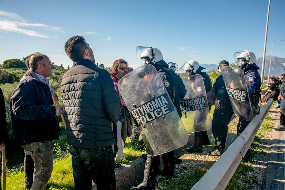 Αγρότες: Εντείνεται ο κλοιός των διαδηλώσεων – Τα ενεργά μπλόκα, οι αποκλεισμοί και οι εντάσεις πανελλαδικά 20 Αγρότες και κτηνοτρόφοι από την Αχαΐα στην γέφυρα Ρίου - Αντιρρίου
