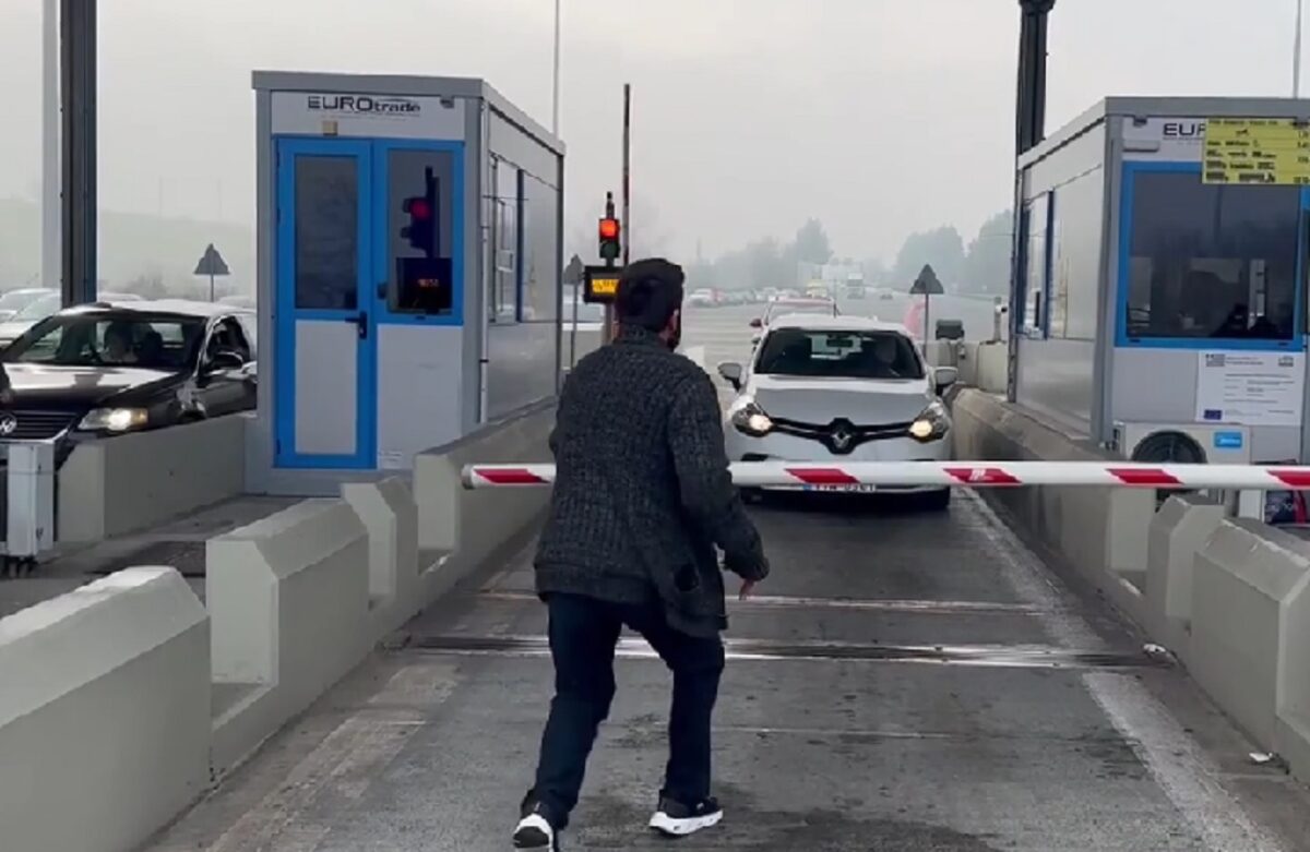 Οι αγρότες στα διόδια Αφιδνών: Η στιγμή που σηκώνουν τις μπάρες