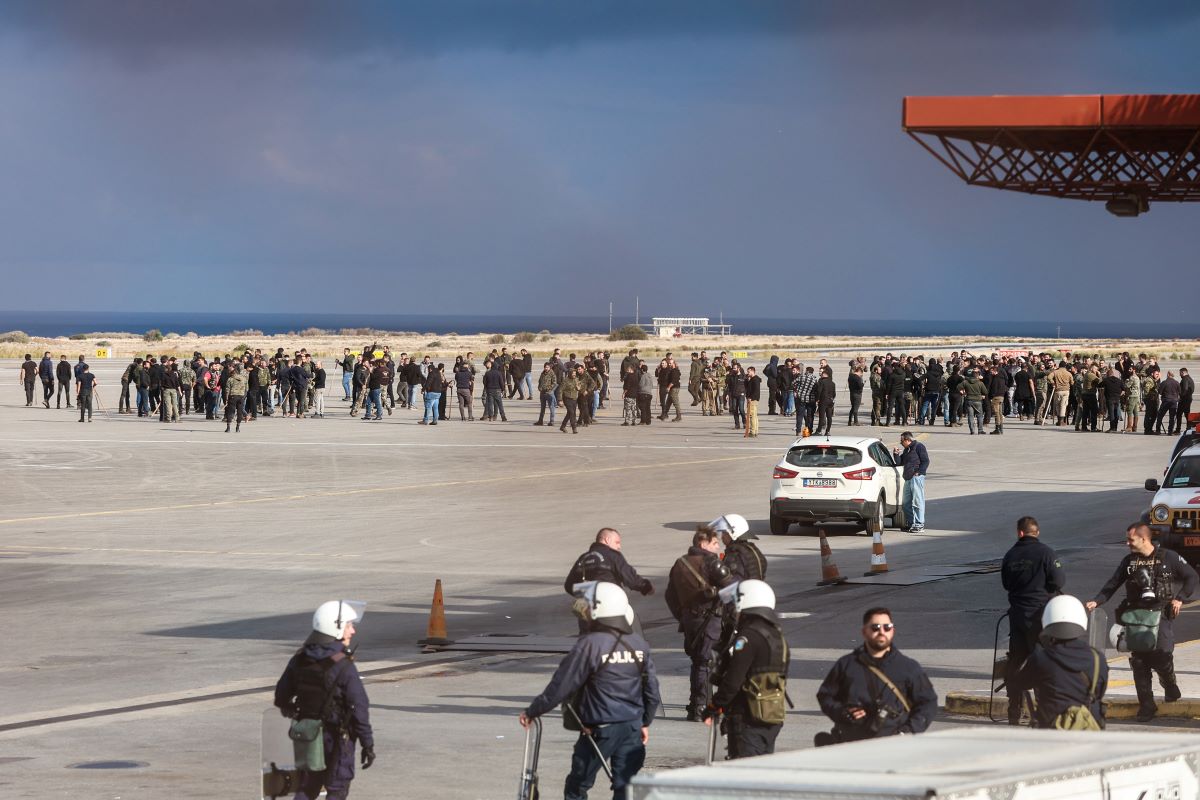 Ανυποχώρητοι στα μπλόκα οι αγρότες: Τι απαιτούν από την κυβέρνηση για να ανοίξουν οι δρόμοι – Συλλήψεις για τα έντονα επεισόδια στην Κρήτη 8 Αγρότες στο αεροδρόμιο Ηρακλείου