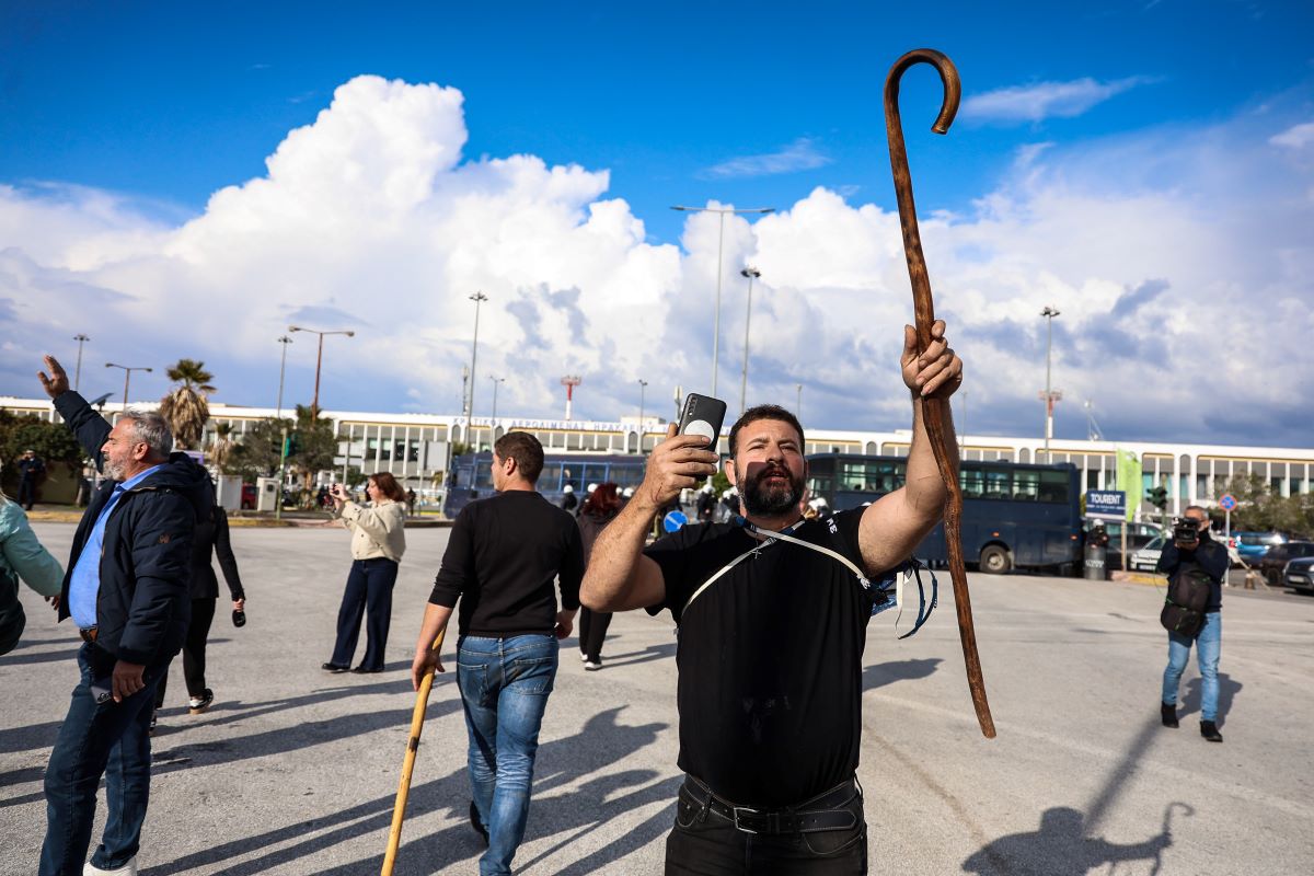 Ανυποχώρητοι στα μπλόκα οι αγρότες: Τι απαιτούν από την κυβέρνηση για να ανοίξουν οι δρόμοι – Συλλήψεις για τα έντονα επεισόδια στην Κρήτη 9 Επεισόδια με αγρότες στο Ηράκλειο