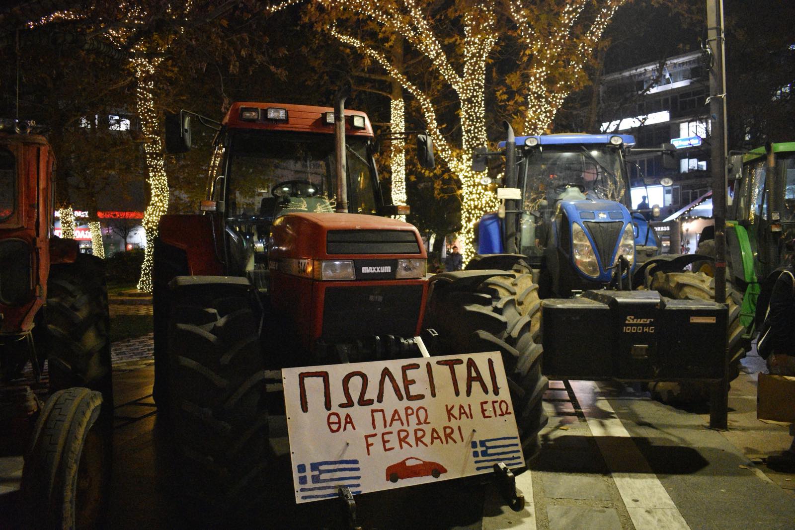 Αγροτικά μπλόκα: Παρέλαση τρακτέρ σε Λάρισα και Βόλο κατά του προϋπολογισμού 2 Τρακτέρ