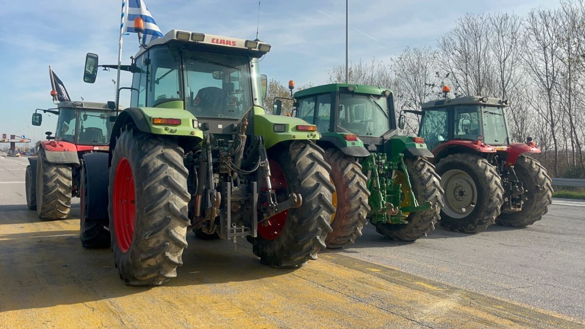 Σύγκρουση αγροτών ζωντανά: «Δεν είμαστε καλικάντζαροι ή λαγοί – Η πλειοψηφία των μπλόκων είναι εδώ»