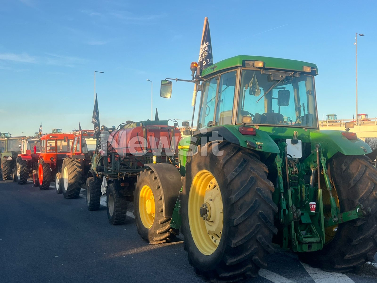 Αγρότες: Πλημμύρα τρακτέρ στην εθνική οδό στον κόμβο της Νίκαιας – «Ο δρόμος δεν θα ανοίξει με τίποτα»