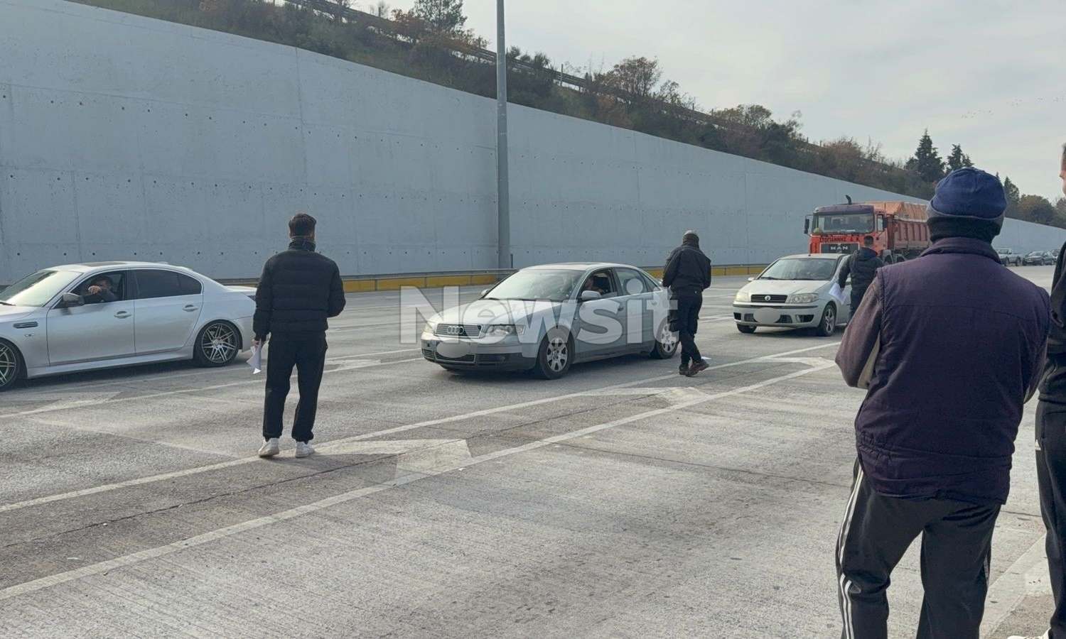 Αγρότες άνοιξαν τα διόδια σε Θεσσαλονίκη, Λάρισα και Ήπειρο και προσέφεραν προϊόντα – Δείτε το βίντεο 2 Αγρότες άνοιξαν τα διόδια σε Θεσσαλονίκη, Λάρισα και Ήπειρο και προσέφεραν προϊόντα – Δείτε το βίντεο