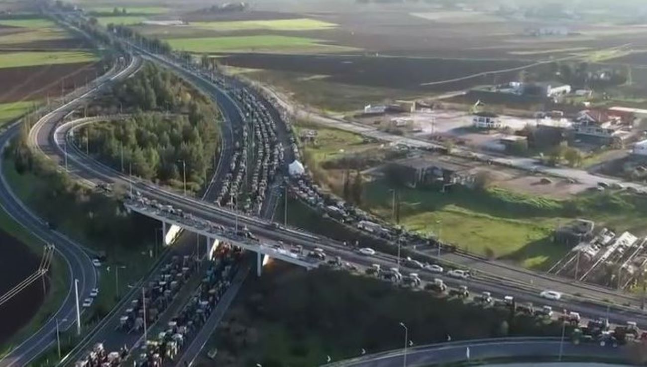 Το μπλόκο των αγροτών στη Νίκαια της Λάρισας
