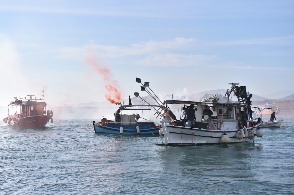 Αγρότες: Εντείνεται ο κλοιός των διαδηλώσεων – Τα ενεργά μπλόκα, οι αποκλεισμοί και οι εντάσεις πανελλαδικά 15 Κινητοποίηση Θεσσαλών αγροτών, κτηνοτρόφων και αλιέων της Μαγνησίας στο λιμάνι του Βόλου