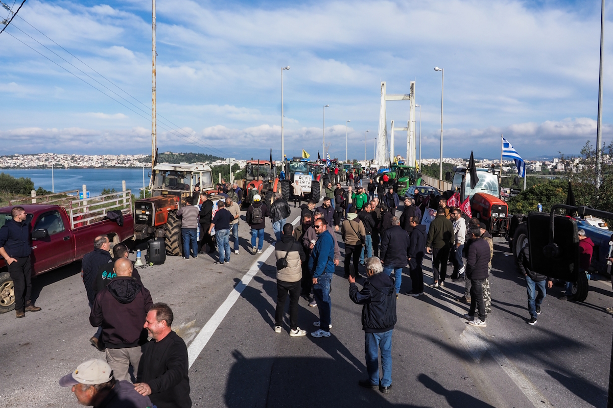 Αγρότες: Εντείνεται ο κλοιός των διαδηλώσεων – Τα ενεργά μπλόκα, οι αποκλεισμοί και οι εντάσεις πανελλαδικά 12 Κινητοποίηση αγροτών και κτηνοτρόφων της Εύβοιας με μπλόκο στην γέφυρα της Χαλκίδας