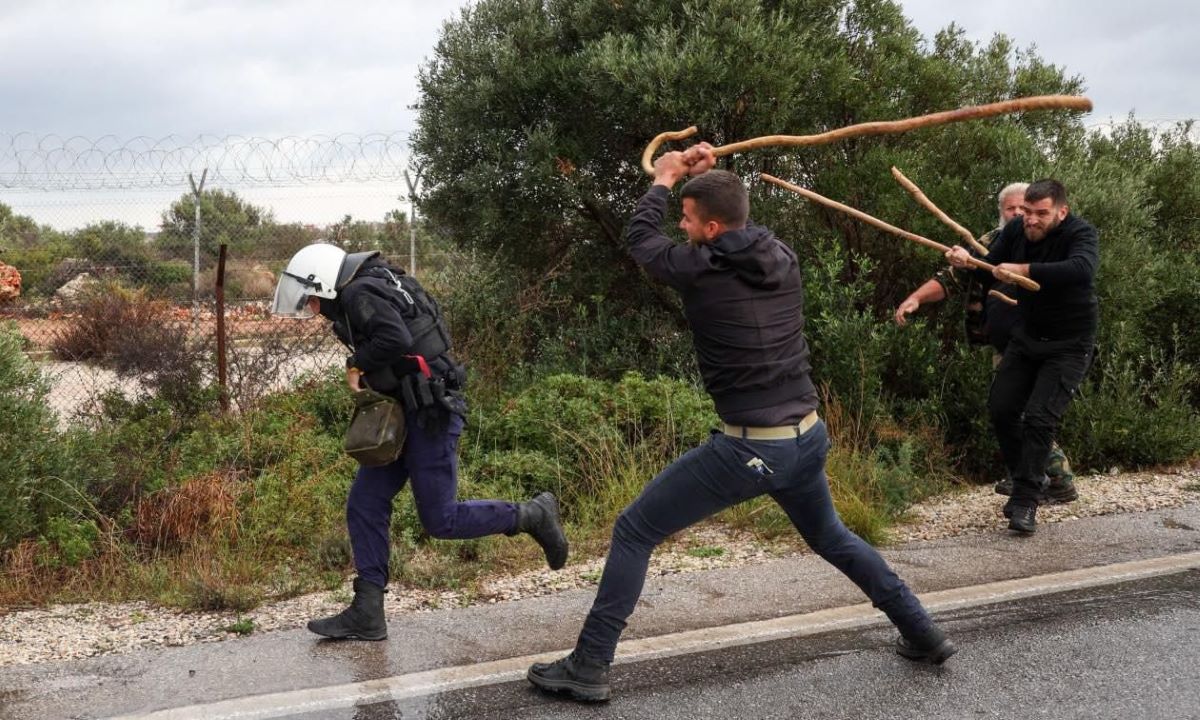 Ανυποχώρητοι στα μπλόκα οι αγρότες: Τι απαιτούν από την κυβέρνηση για να ανοίξουν οι δρόμοι – Συλλήψεις για τα έντονα επεισόδια στην Κρήτη 10 Επεισόδια στα Χανιά